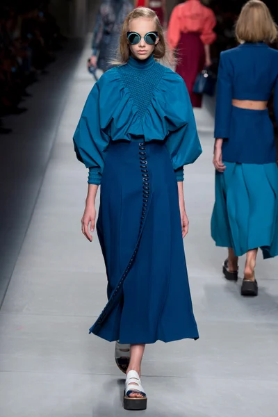 Look 18